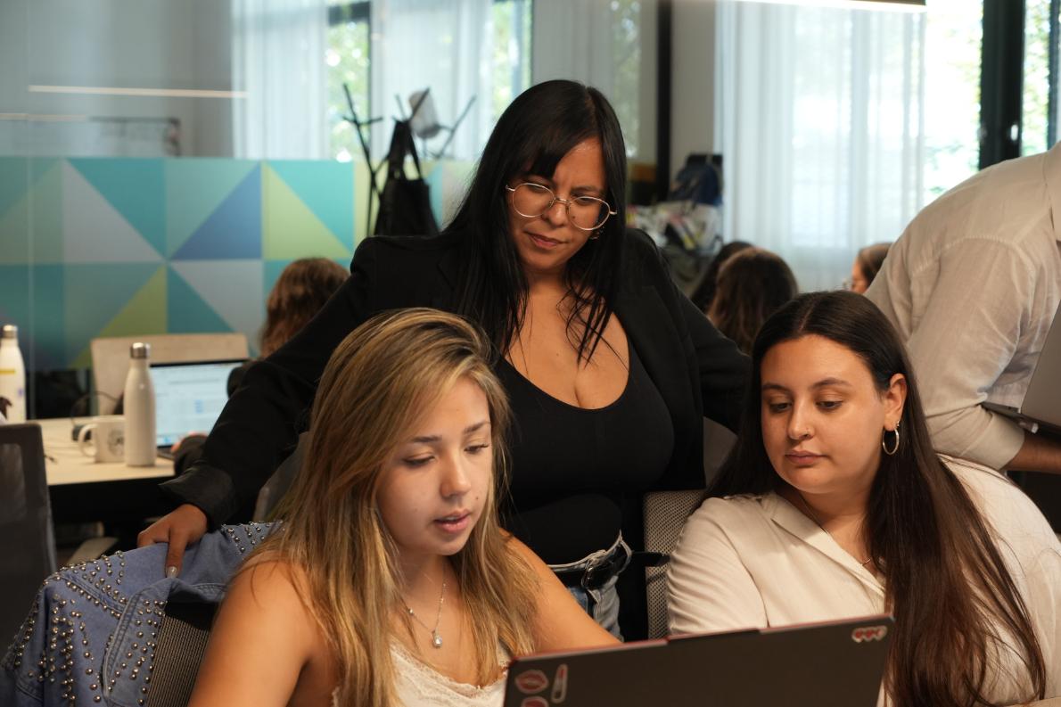 Mara — Head of Content en Growthing