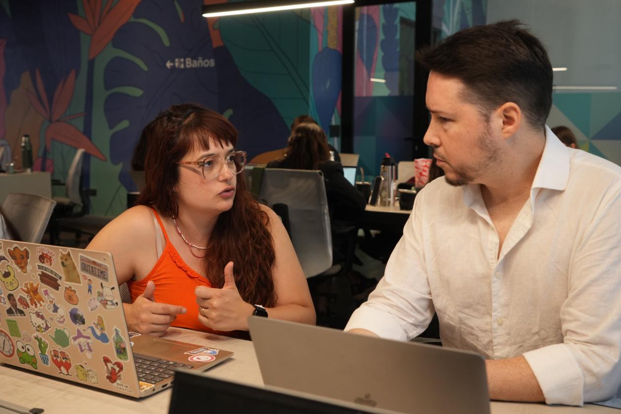Equipo Growthing trabajando en estrategia de marketing digital